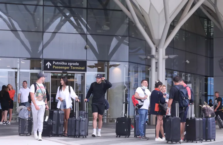 Velike gužve u Splitu! Zračne luke prepune turista koji stižu na Ultru, kolone na ulasku i izlasku iz Gradske luke