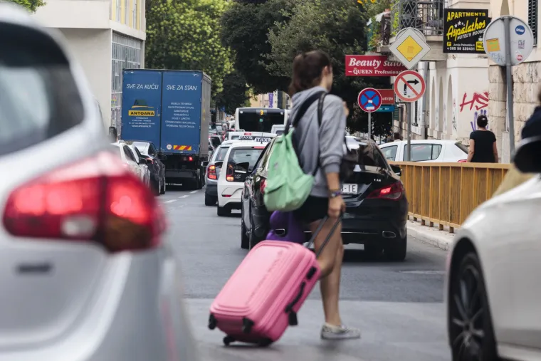 Velike gužve u Splitu! Zračne luke prepune turista koji stižu na Ultru, kolone na ulasku i izlasku iz Gradske luke