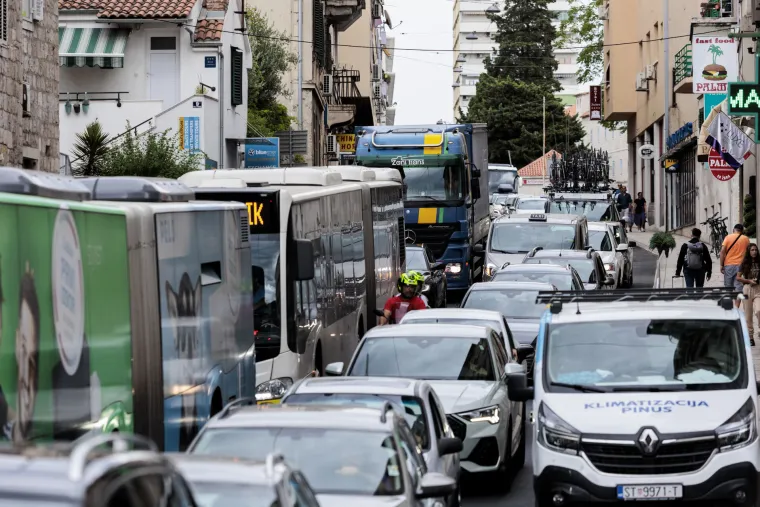 Velike gužve u Splitu! Zračne luke prepune turista koji stižu na Ultru, kolone na ulasku i izlasku iz Gradske luke