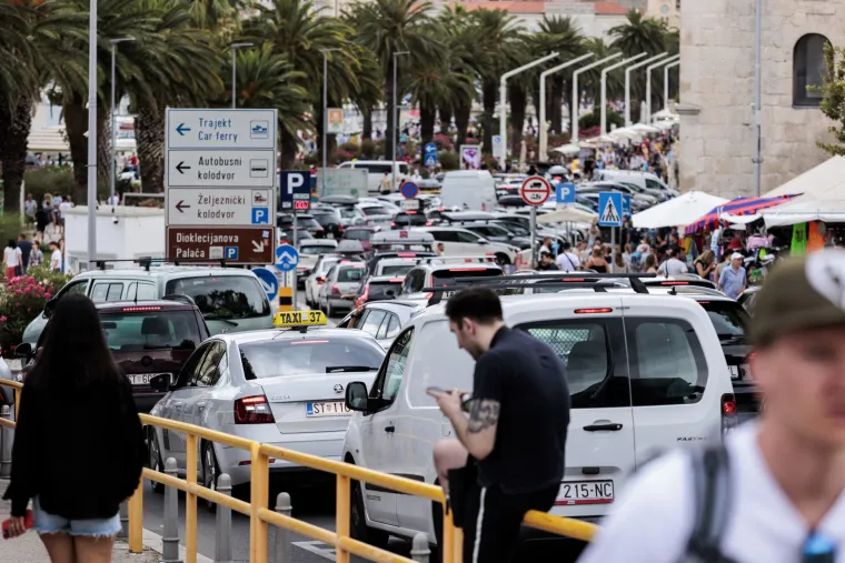 Velike gužve u Splitu! Zračne luke prepune turista koji stižu na Ultru, kolone na ulasku i izlasku iz Gradske luke