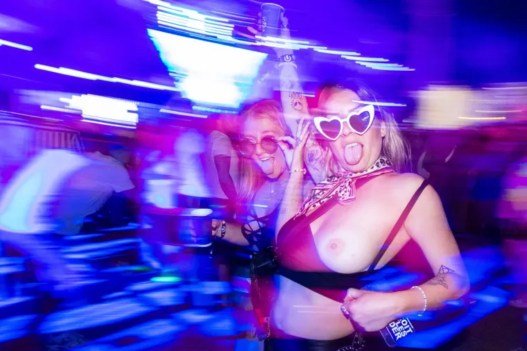 Curke na festivalu nemaju nikakvih kočnica u seksi modi, sijevale su i gole grudi - nekima bi glava mogla zakuhati