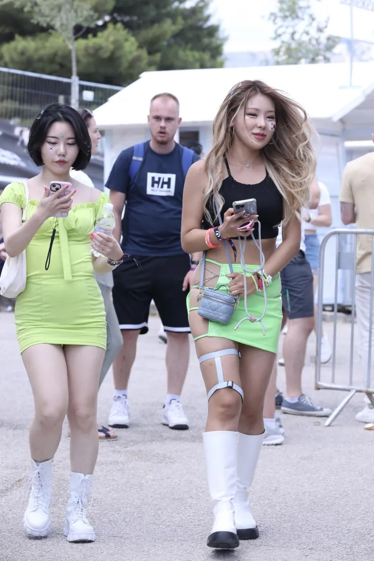 Curke na festivalu nemaju nikakvih kočnica u seksi modi, sijevale su i gole grudi - nekima bi glava mogla zakuhati