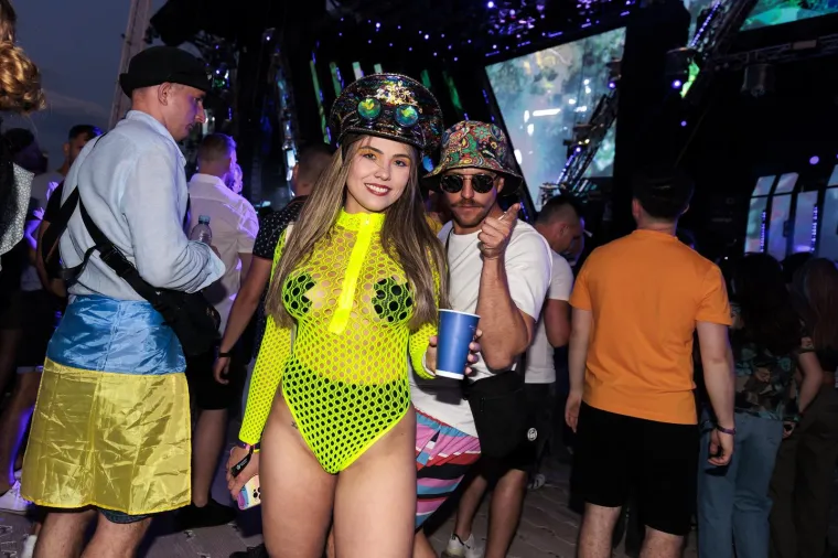 Curke na festivalu nemaju nikakvih kočnica u seksi modi, sijevale su i gole grudi - nekima bi glava mogla zakuhati