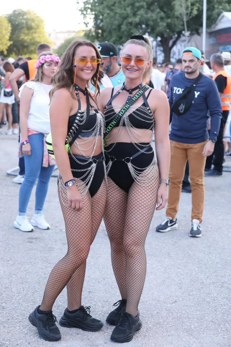 Curke na festivalu nemaju nikakvih kočnica u seksi modi, sijevale su i gole grudi - nekima bi glava mogla zakuhati