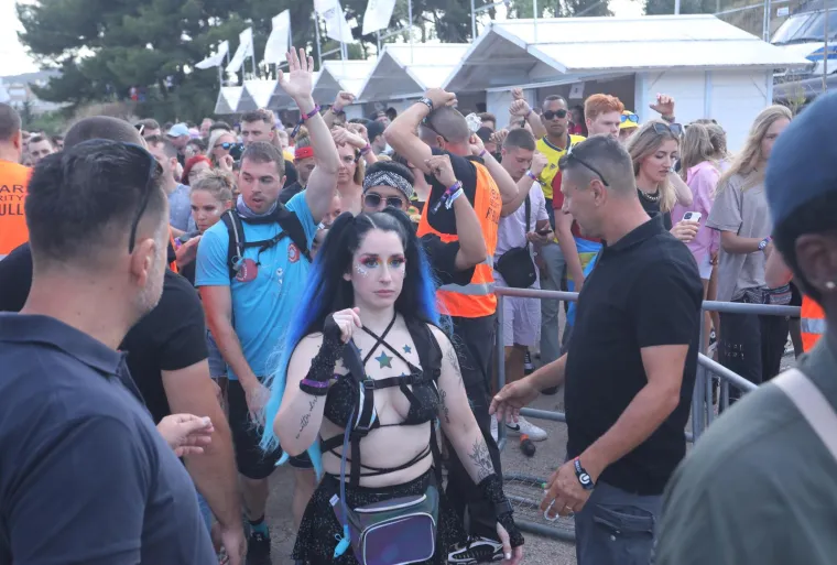 Curke na festivalu nemaju nikakvih kočnica u seksi modi, sijevale su i gole grudi - nekima bi glava mogla zakuhati