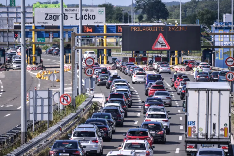 Počela je špica sezone: Gužve i kolone na svim cestama prema moru. Na A1 zbog jakog vjetra samo auti