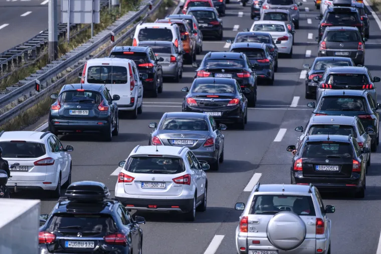 Počela je špica sezone: Gužve i kolone na svim cestama prema moru. Na A1 zbog jakog vjetra samo auti