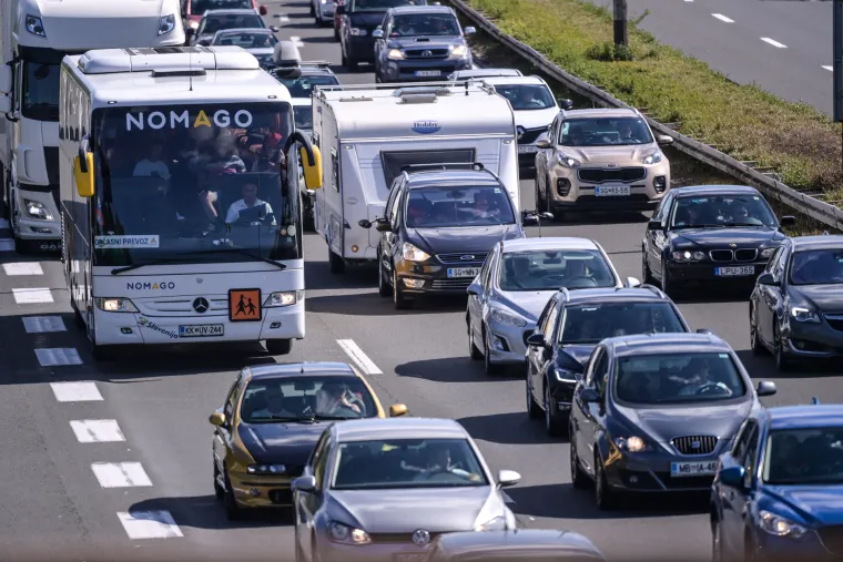 Počela je špica sezone: Gužve i kolone na svim cestama prema moru. Na A1 zbog jakog vjetra samo auti