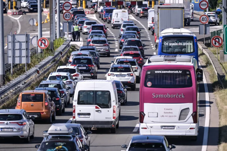 Počela je špica sezone: Gužve i kolone na svim cestama prema moru. Na A1 zbog jakog vjetra samo auti