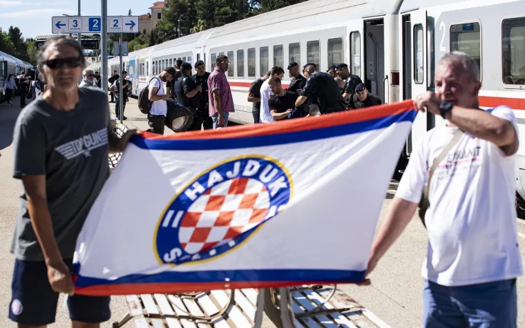 Navijači Hajduka sa svih strana su došli na Bili vlak, a policija je, čini se, pronašla i nedozvoljene stvari?