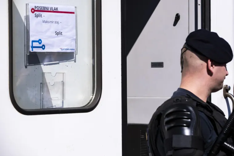 Navijači Hajduka sa svih strana su došli na Bili vlak, a policija je, čini se, pronašla i nedozvoljene stvari?
