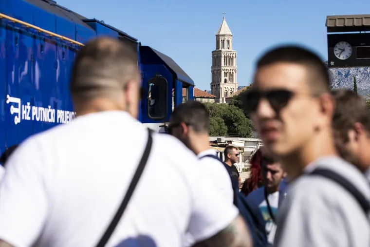 Navijači Hajduka sa svih strana su došli na Bili vlak, a policija je, čini se, pronašla i nedozvoljene stvari?