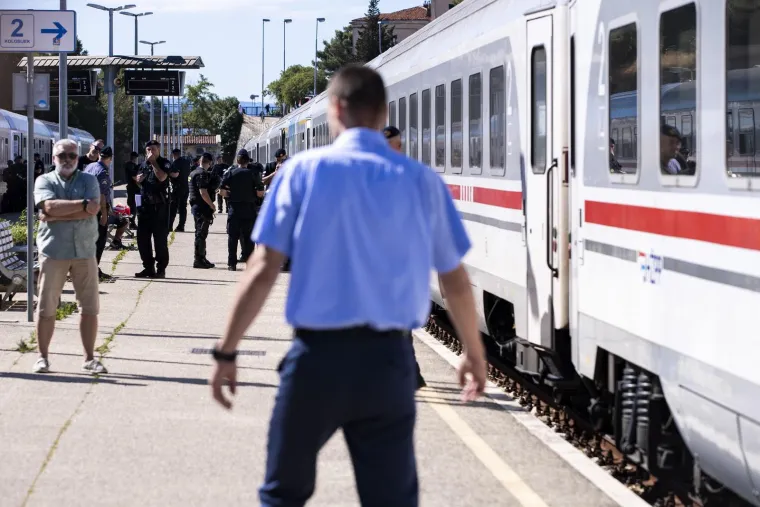 Navijači Hajduka sa svih strana su došli na Bili vlak, a policija je, čini se, pronašla i nedozvoljene stvari?