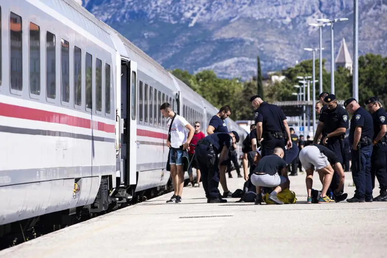 Navijači Hajduka sa svih strana su došli na Bili vlak, a policija je, čini se, pronašla i nedozvoljene stvari?