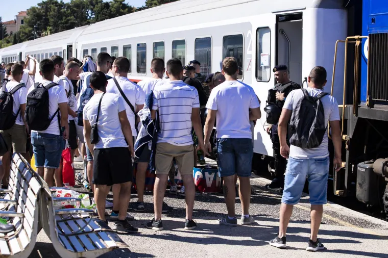 Navijači Hajduka sa svih strana su došli na Bili vlak, a policija je, čini se, pronašla i nedozvoljene stvari?