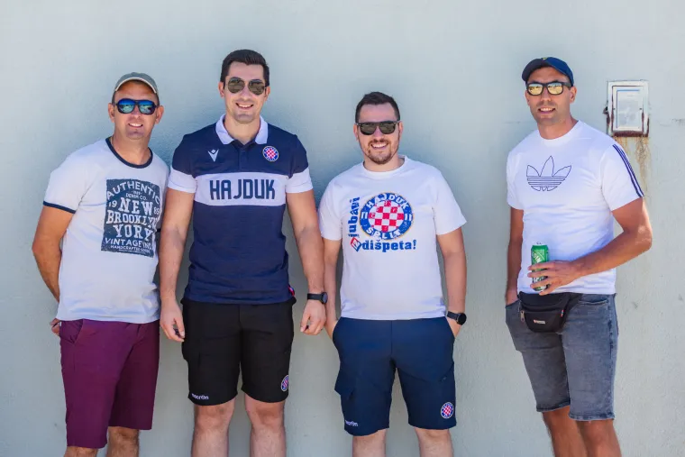Hajdukovi navijači na putu do Zagreba u dru&scaron;tvu interventne policije