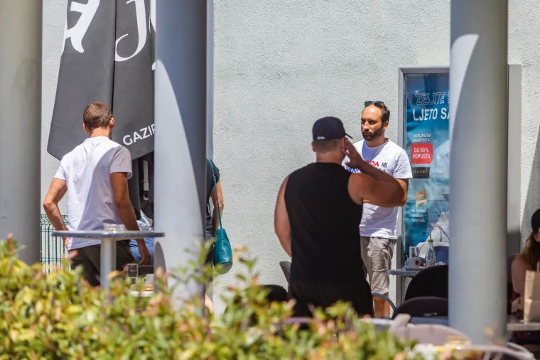 Hajdukovi navijači na putu do Zagreba u dru&scaron;tvu interventne policije