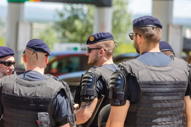 Hajdukovi navijači na putu do Zagreba u dru&scaron;tvu interventne policije