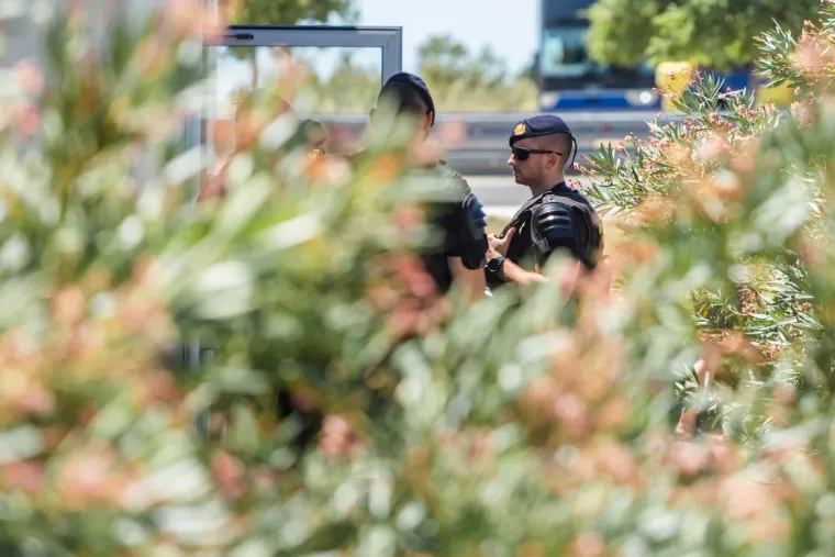 Hajdukovi navijači na putu do Zagreba u dru&scaron;tvu interventne policije