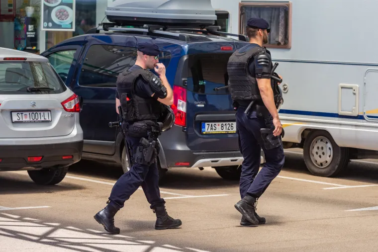 Hajdukovi navijači na putu do Zagreba u dru&scaron;tvu interventne policije