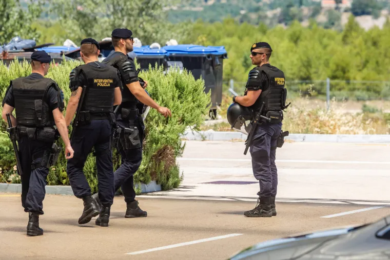 Hajdukovi navijači na putu do Zagreba u dru&scaron;tvu interventne policije