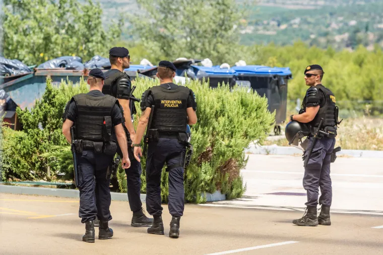 Hajdukovi navijači na putu do Zagreba u dru&scaron;tvu interventne policije