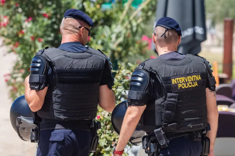 Hajdukovi navijači na putu do Zagreba u dru&scaron;tvu interventne policije