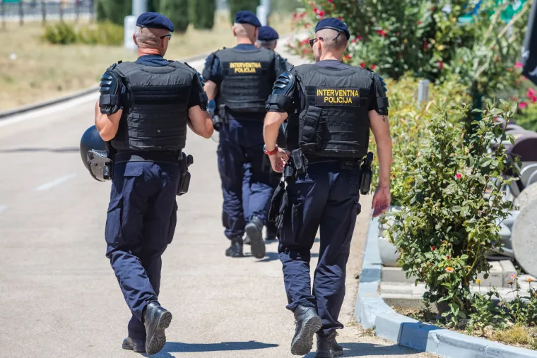 Hajdukovi navijači na putu do Zagreba u dru&scaron;tvu interventne policije