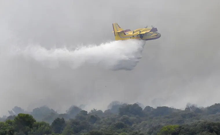 Galerija stra&scaron;nih prizora požara u Puli: Veliki oblak gustog dima nad naseljem, vatrogasci se bore sa stihijom