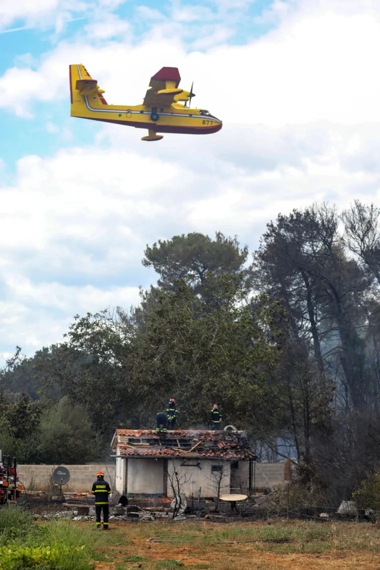 Galerija stra&scaron;nih prizora požara u Puli: Veliki oblak gustog dima nad naseljem, vatrogasci se bore sa stihijom