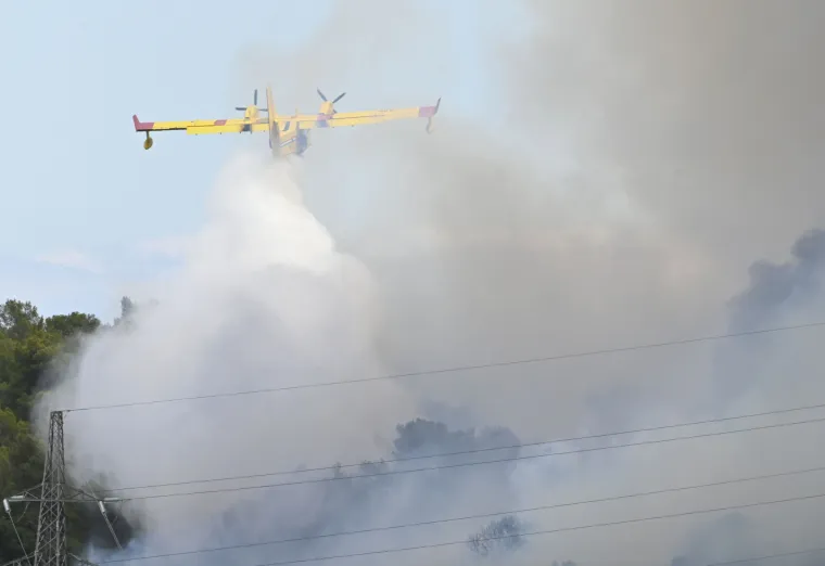 Galerija stra&scaron;nih prizora požara u Puli: Veliki oblak gustog dima nad naseljem, vatrogasci se bore sa stihijom