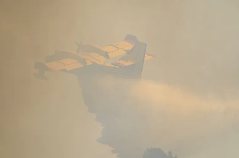 Galerija stra&scaron;nih prizora požara u Puli: Veliki oblak gustog dima nad naseljem, vatrogasci se bore sa stihijom