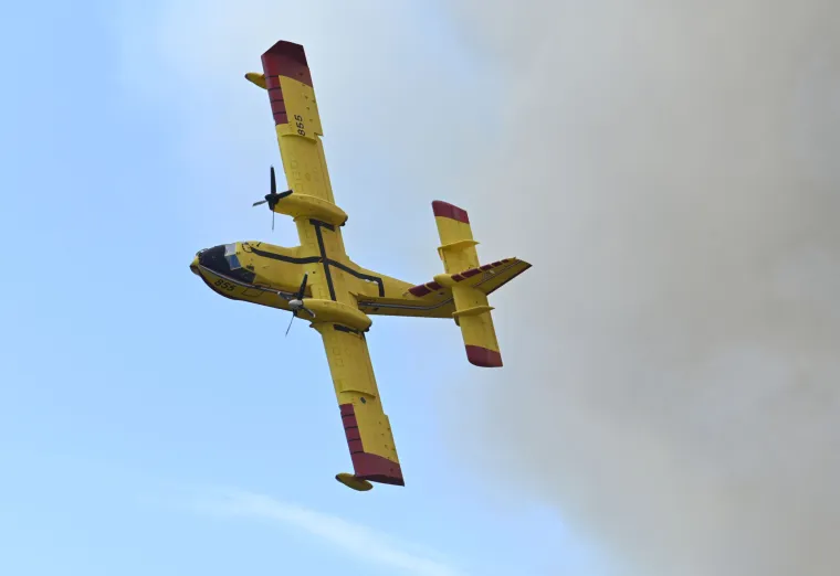 Galerija stra&scaron;nih prizora požara u Puli: Veliki oblak gustog dima nad naseljem, vatrogasci se bore sa stihijom