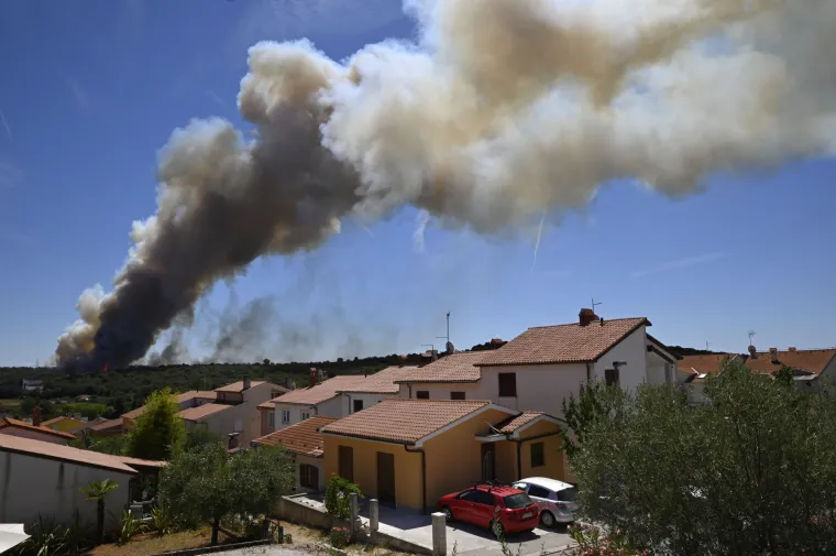 Galerija stra&scaron;nih prizora požara u Puli: Veliki oblak gustog dima nad naseljem, vatrogasci se bore sa stihijom