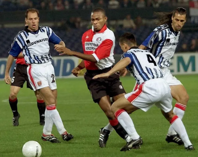 Rane 2000-e su zbilja bile pogubne za Hajdukove europske protivnike. Tako je stradao i Dunaferr, mađarski liga&scaron; iz Dunajvarosa. Ždrijeb ih je spojio s Hajdukom u sezoni 2000./2001. Mađari su u tom ogledu bili uspje&scaron;niji, jer su uz remi kod kuće do&scaron;li i do pobjede 0:2 na Poljudu. U godinama koje su uslijedile krenuo je strmoglavi pad Dunaferra da bi se 2009. godine klub ugasio nakon 57 godina postojanja.