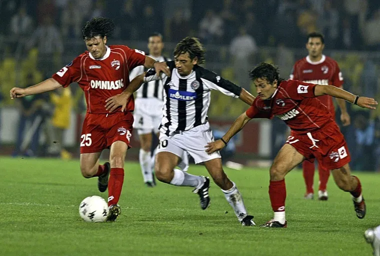 Hajdukovo posljednje pojavljivanje u grupnoj fazi nekog europskog natjecanja zavilo je u crno rumunjski nogomet. Fantastična momčad predvođena Senijadom Ibričićem, Anasom Sharbinijem, Suba&scaron;ićem i Tomasovim pod dirigentskom palicom &Scaron;pace Poklepovića protutnjao je prvo preko Dinama iz Bukure&scaron;ta, a potom i preko Uniree. 

Oba su kluba doživjela financijski raspada. Dinamo je stradao tek nedavno jer su 2021. godine upali u velike probleme nakon &scaron;to je njihov predsjednik zavr&scaron;io u zatvoru, a ove godine su i ispali iz lige, prvi put nakon 74 godine postojanja. Dinamo je najveći rival Steaue, a ima čak 18 naslova prvaka.