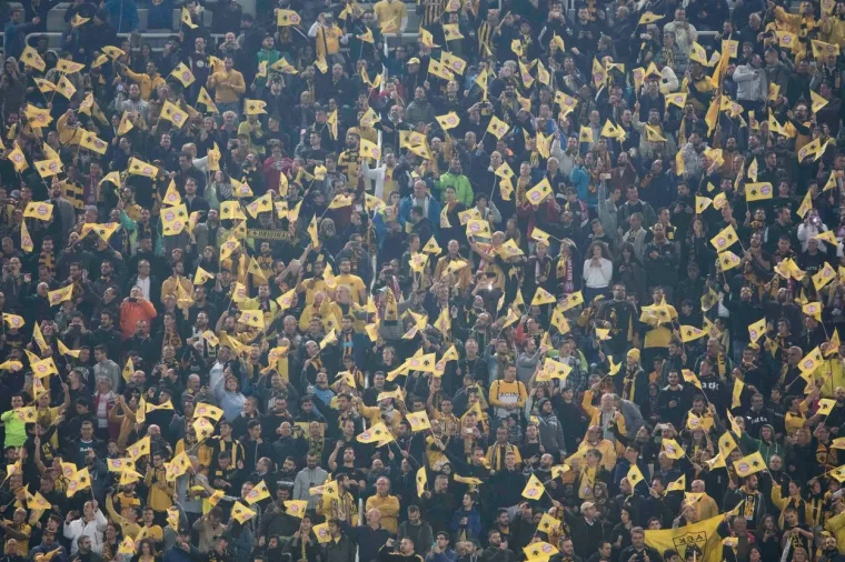 U grupnoj fazi te sezone 2010./2011. Hajduk se susreo i s grčkim velikanom AEK-om i pogađate, AEK je uskoro upao u probleme. Fantastična momčad se raspala već iduće sezone, a u neobičnim okolnostima AEK 2013. ispada iz elitnog ranga grčkog nogometa. Dvije godine kasnije su se vratili u Superligu, a do naslova prvaka su stigli 2018. nakon čak 24 godine posta.