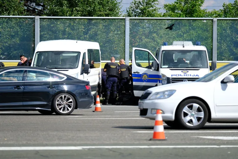 Ovako izgleda prihvat navijača Hajduka na Lučkom: I helikopter je u zraku