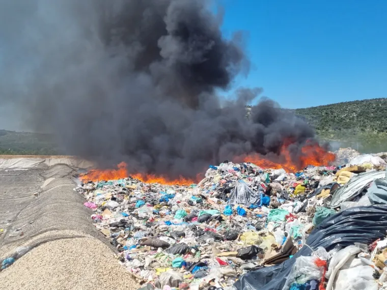 Gorjelo je danas i u Zadarskoj županiji, sve to jo&scaron; dodatno otežano burom koja je puhala
