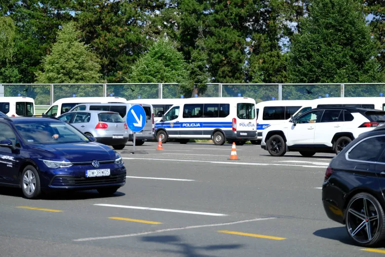 Euforija na Lučkom: Hajdukovi navijači stigli do naplatnih kućica, čeka se utakmica