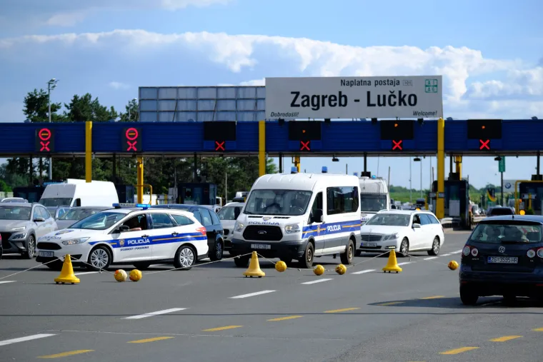 Euforija na Lučkom: Hajdukovi navijači stigli do naplatnih kućica, čeka se utakmica