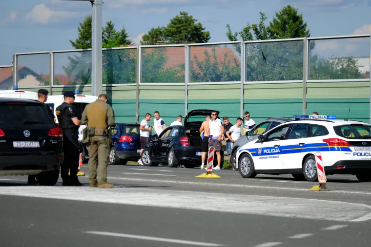 Euforija na Lučkom: Hajdukovi navijači stigli do naplatnih kućica, čeka se utakmica