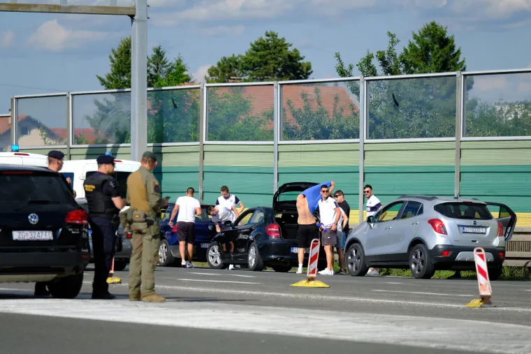 Euforija na Lučkom: Hajdukovi navijači stigli do naplatnih kućica, čeka se utakmica