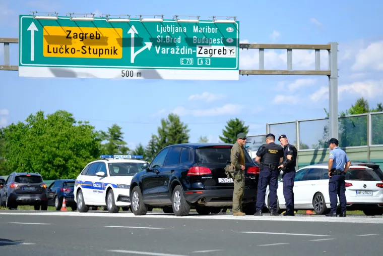 Euforija na Lučkom: Hajdukovi navijači stigli do naplatnih kućica, čeka se utakmica
