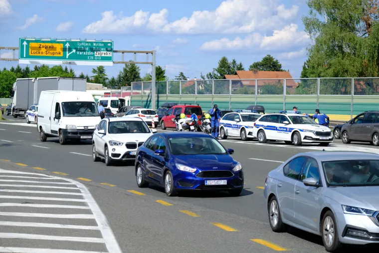 Euforija na Lučkom: Hajdukovi navijači stigli do naplatnih kućica, čeka se utakmica