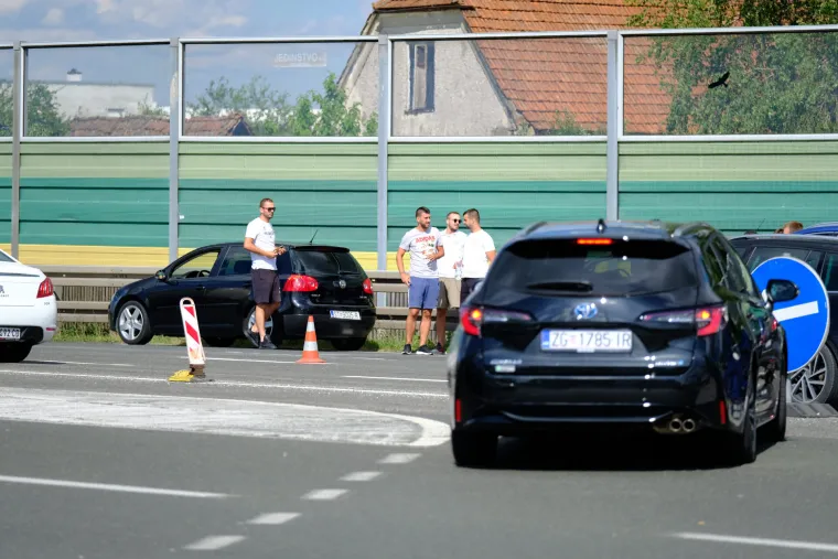 Euforija na Lučkom: Hajdukovi navijači stigli do naplatnih kućica, čeka se utakmica