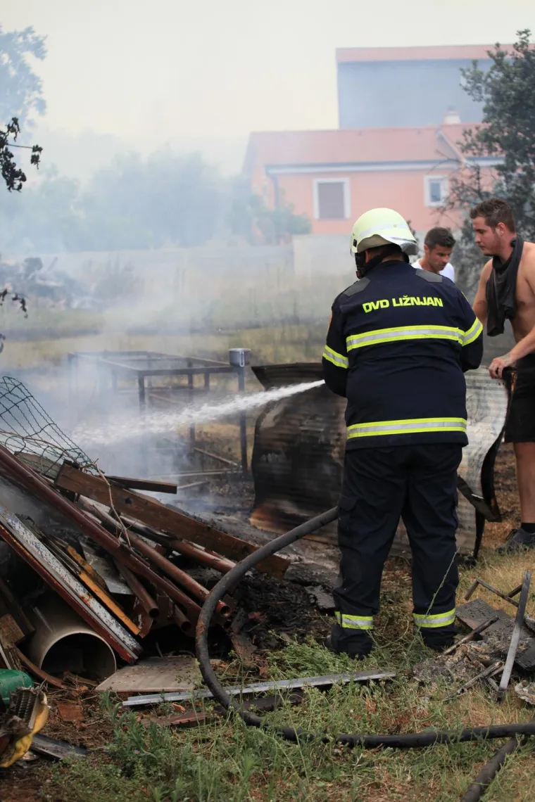 Hrabri Puljani srčano se bore da ugase požare koji bjesne na više mjesta u gradu