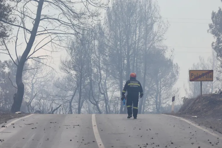 Hrabri Puljani srčano se bore da ugase požare koji bjesne na više mjesta u gradu