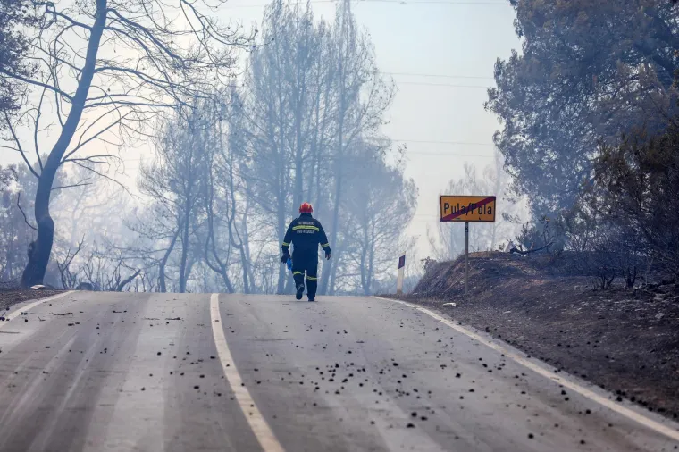 Hrabri Puljani srčano se bore da ugase požare koji bjesne na više mjesta u gradu