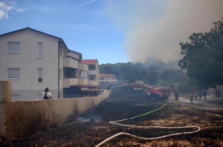 Hrabri Puljani srčano se bore da ugase požare koji bjesne na više mjesta u gradu